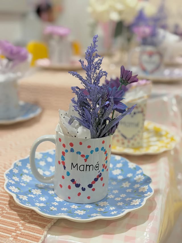 A hand-painted Mamá mug craft made by the children
